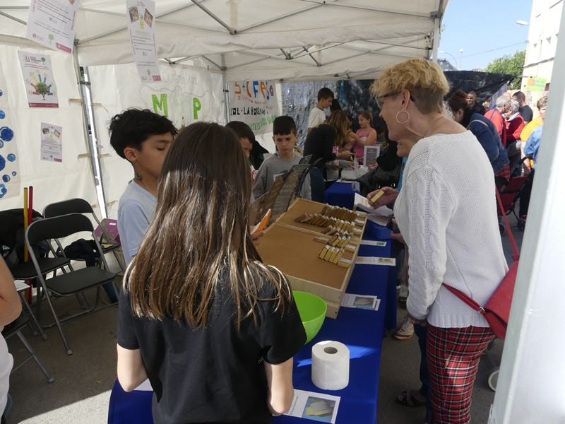 Les cooperatives dels alumnes de 5è de l'Escola Francesc Platón i Sartí venen els seus productes al mercat setmanal i al mercat municipal