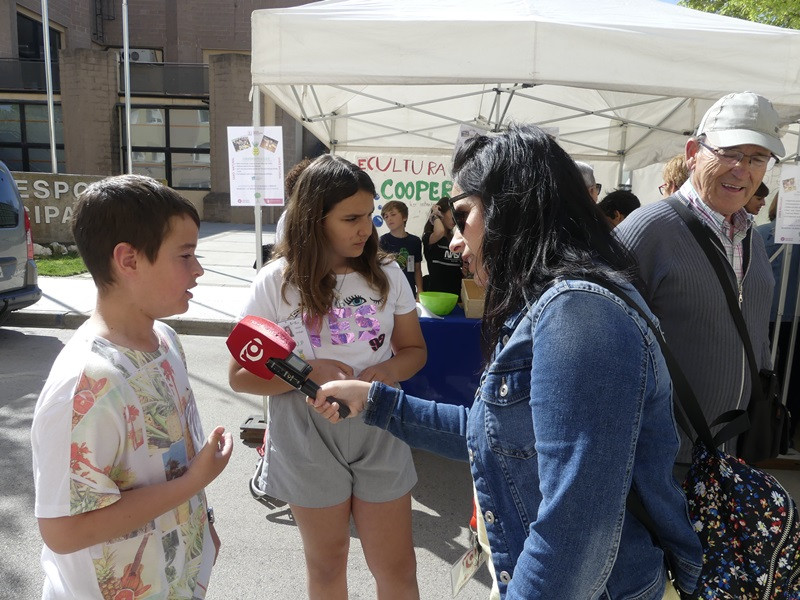 Les cooperatives dels alumnes de 5è de l'Escola Francesc Platón i Sartí venen els seus productes al mercat setmanal i al mercat municipal