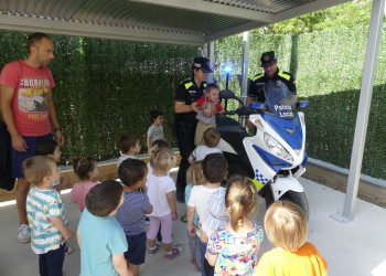 Els infants de les escoles bressol d’Abrera visiten la comissaria d'Abrera amb l’activitat 'Policia Amiga'