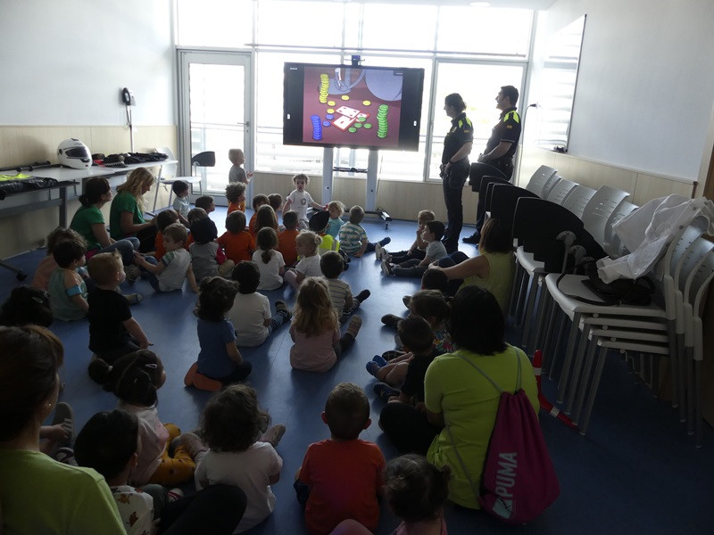 Els infants de les escoles bressol d’Abrera visiten la comissaria d'Abrera amb l’activitat 'Policia Amiga'
