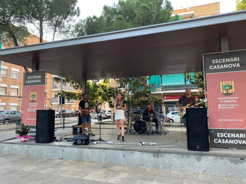 La plaça de Rafafel Casanova acull la festa de celebració del 50è aniversari de l'establiment Mariola Moda Íntima