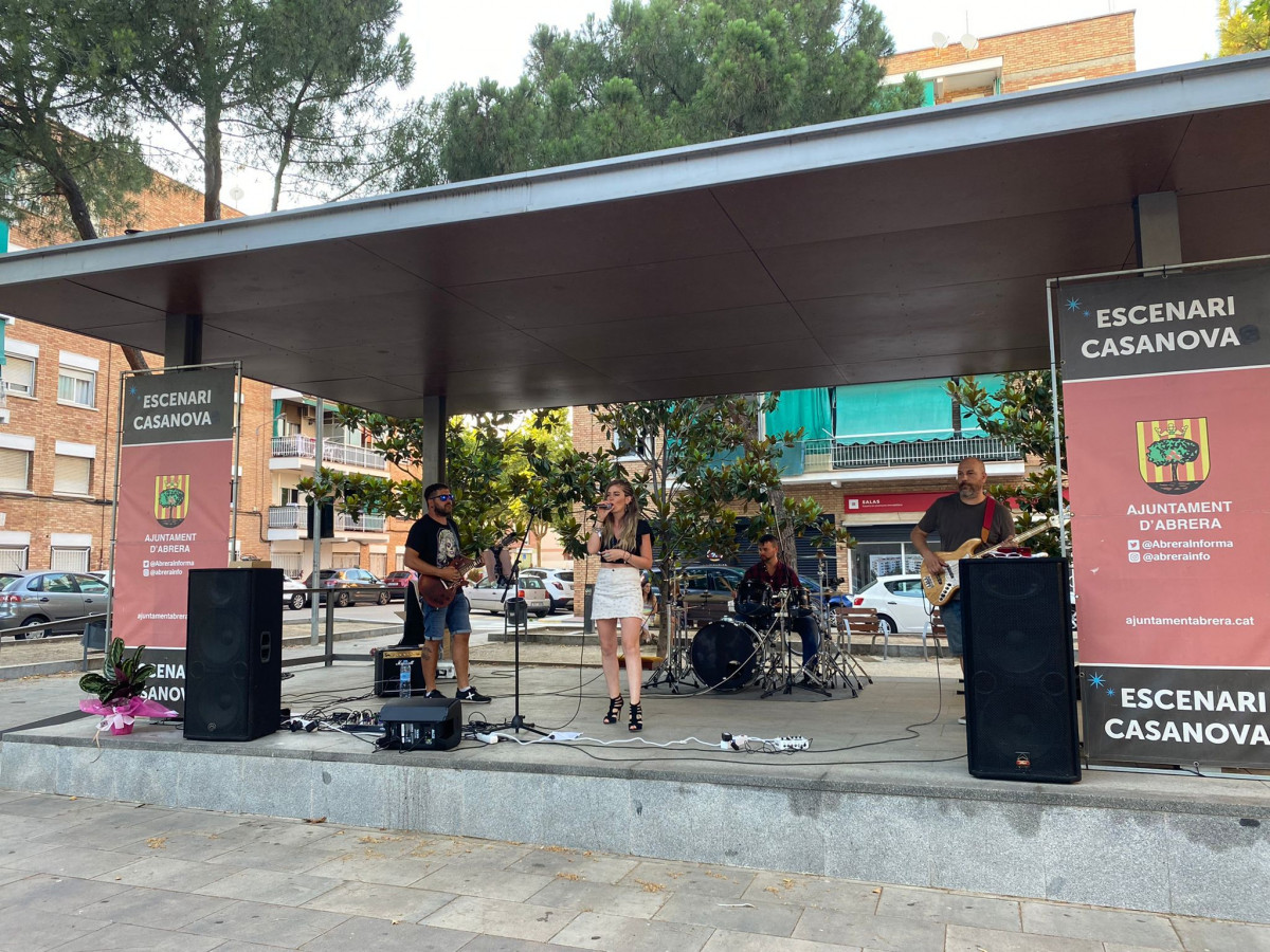 La plaça de Rafael Casanova acull la festa de celebració del 50è aniversari de l'establiment Mariola Moda Íntima