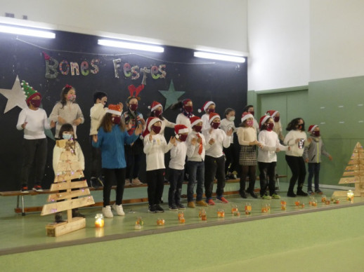 Assistim a la cantada tradicional de nadales de nenes i nens de l'Escola Francesc Platón i Sartí