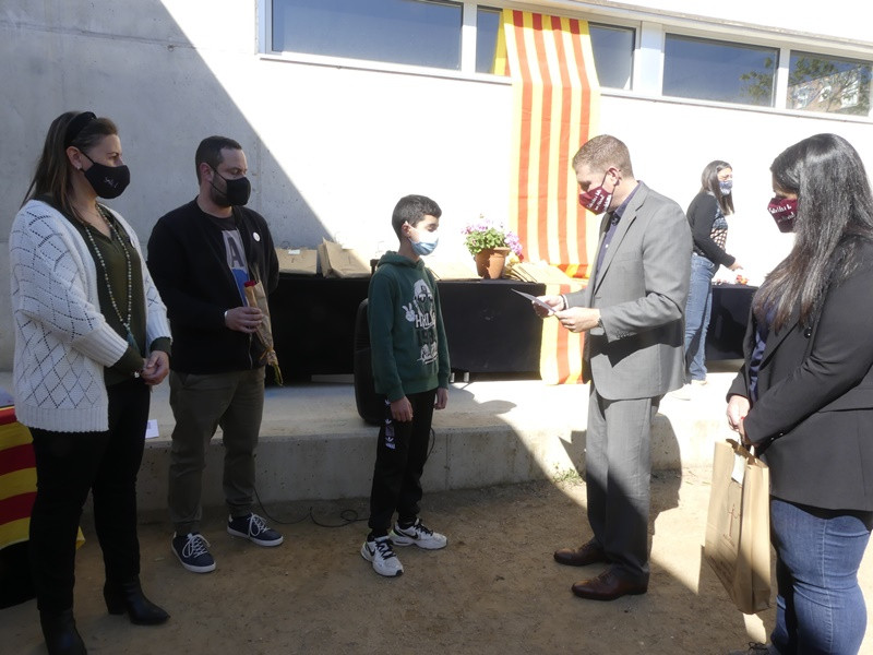 Per Sant Jordi, visitem els centres educatius d'Abrera per obserquiar-los amb el còmic de memòria oral "Quan érem petits". Jocs Florals de l'Escola Francesc Platón i Sartí