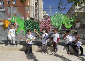 Per Sant Jordi, visitem els centres educatius d'Abrera per obserquiar-los amb el còmic de memòria oral "Quan érem petits". Jocs Florals de l'Escola Francesc Platón i Sartí