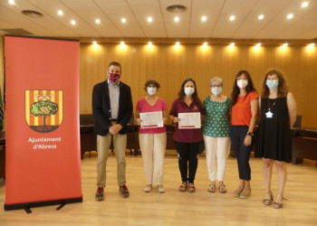 Les i els alumnes de diversos cursos del Departament de Promoció Econòmica reben els seus diplomes