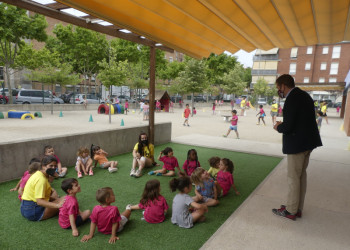 Visitem el Casal d'Estiu, que enguany té lloc a l'Escola Ernest Lluch, amb més de 200 nens i nenes