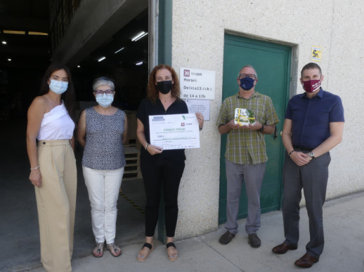 Lliurem les plaques commemoratives a les dues empreses abrerenques premiades a l’11è Concurs d’Iniciatives Empresarials del Baix Llobregat Nord “Fem Xarxa, Fem Empresa”. Manipulados Karpak S.L.