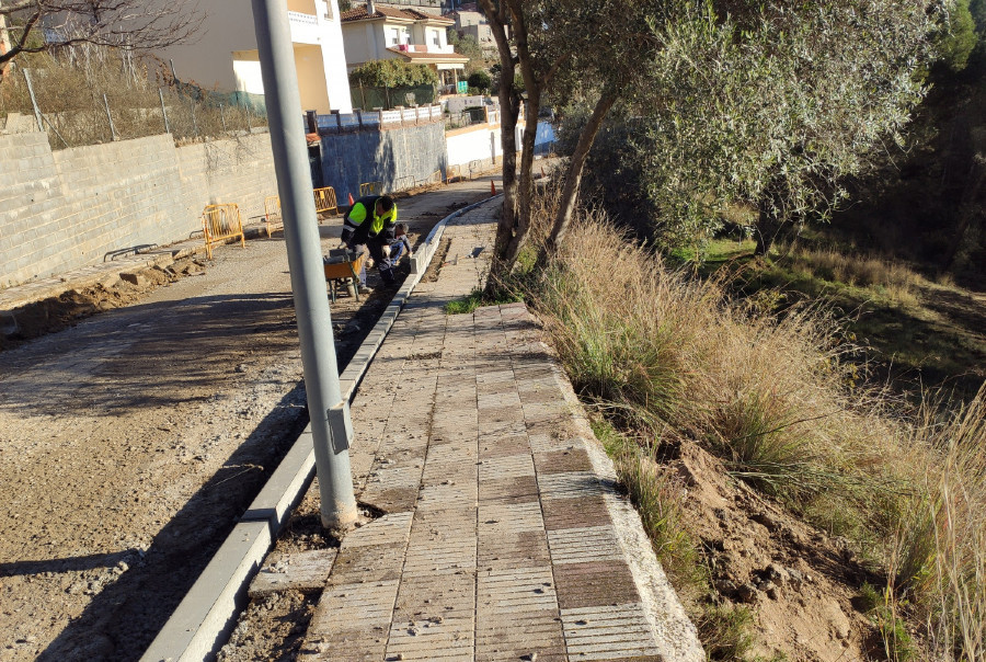Renovem la pavimentació, la vorera i la zona de contenidors del carrer Andalusia al barri de Can Vilalba d'Abrera - Abans de les obres