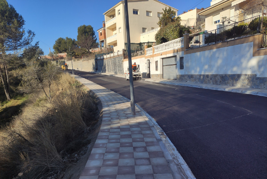 Renovem la pavimentació, la vorera i la zona de contenidors del carrer Andalusia al barri de Can Vilalba d'Abrera