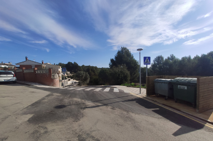 Removem la pavimentació, la vorera i la zona de contenidors del carrer Andalusia, al barri de Can Vilalba d'Abrera