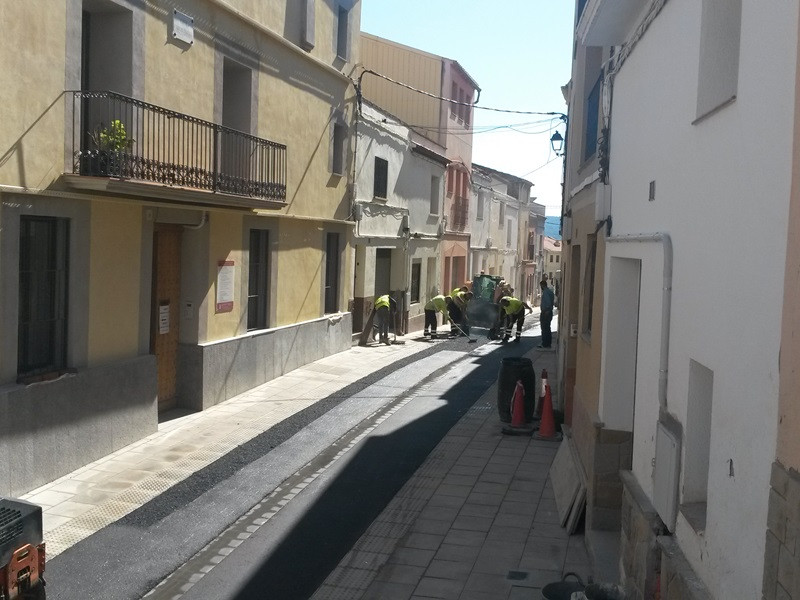 Continuen els treballs de millora de l'accessibilitat en un tram del carrer Major d'Abrera