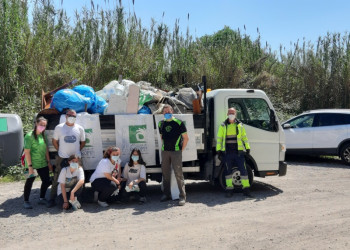 Una trentena de persones recullen 850 quilos de residus en la neteja del marge del riu Llobregat, dins les jornades 'Let's Clean Up Europe'