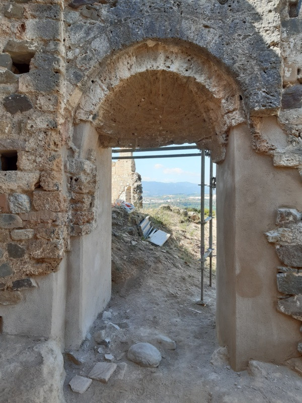 Obres de consolidació estructural de les restes del Castell de Voltrera i la capella de Sant Pere