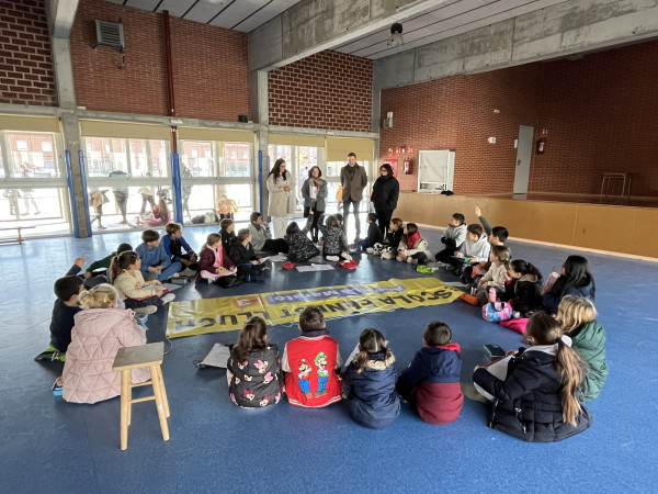 Obsequiem amb una entrada pel tobogan gegant als i les escolars residents a Abrera - Escola Ernest Lluch