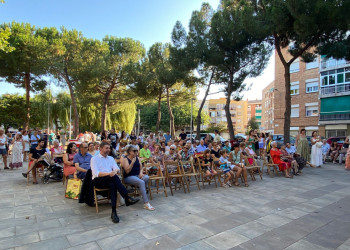 La plaça de Rafael Casanova acull la festa de celebració del 50è aniversari de l'establiment Mariola Moda Íntima