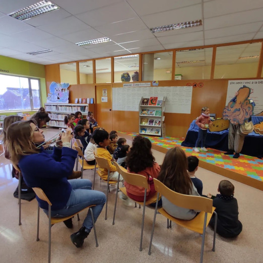 Ja hem iniciat, un any més, el projecte Hi havia una vegada...amb els i les alumnes d' I5 de les escoles del municipi