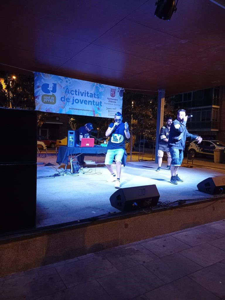 La música urbana del grup FMP Crew tanca el Cicle Musical d'Abrera a la plaça de Rafael Casanova