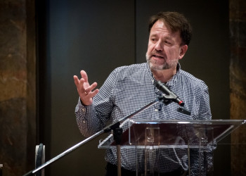 L'abrerenc José Luis García Herrera guanya el premi 'Ritmes de Poesia' pel seu llibre 'Quadern d'Escòcia' a la XII Edició dels Premis Paraules a Icària. Foto: Ajuntament de Barcelona