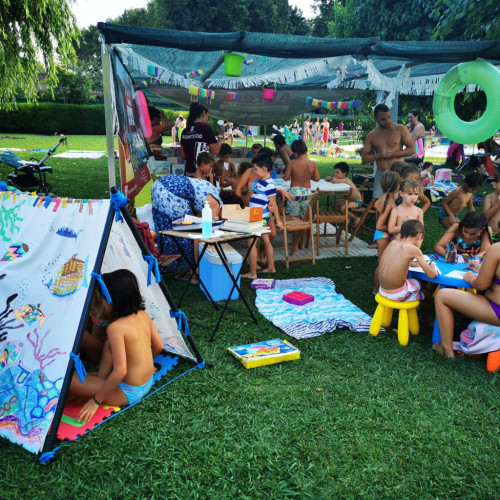 Lectures refrescants i un munt d'activitats amb la Bibliopiscina de la Piscina Municipal d'Estiu! Taller de manualitats amb materials reciclats.