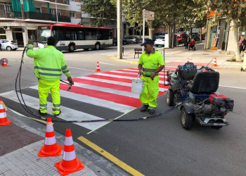 Continuem treballant i cuidant la via pública amb treballs de repintat de passos de vianants i senyalització horitzontal al nucli urbà