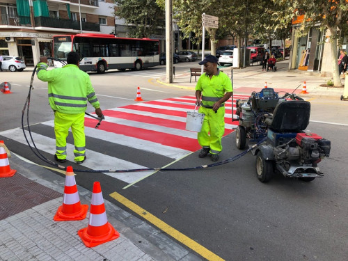 Continuem treballant i cuidant la via pública amb treballs de repintat de passos de vianants i senyalització horitzontal al nucli urbà