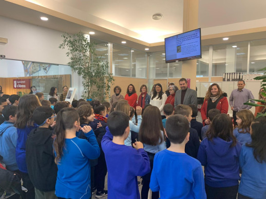 Gaudim, novament, de la cantada de nadales de nenes i nens de l'Escola Francesc Platón i Sartí a l'Ajuntament. Moltes gràcies!