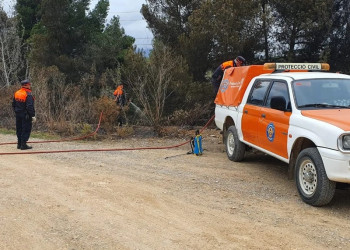 Protecció Civil d'Abrera remulla la zona afectada pel foc a la riera Magarola