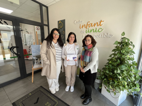 Obsequiem amb una entrada pel tobogan gegant als i les escolars residents a Abrera - Piu-Piu