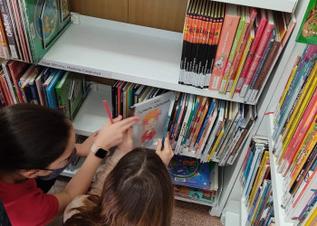 L'alumnat abrerenc visita la Biblioteca Josep Roca i Bros d'Abrera