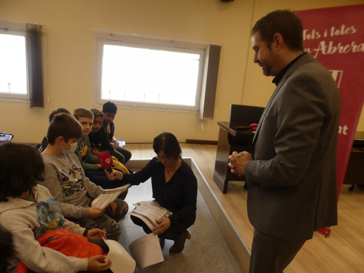 L'alumnat de tercer curs de l'Escola Platón i Sartí visita el consistori d'Abrera dins l'activitat 'El meu Ajuntament'