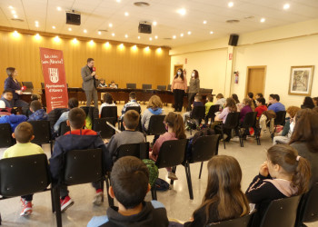 L'alumnat de tercer curs de l'Escola Platón i Sartí visita el consistori d'Abrera dins l'activitat 'El meu Ajuntament'