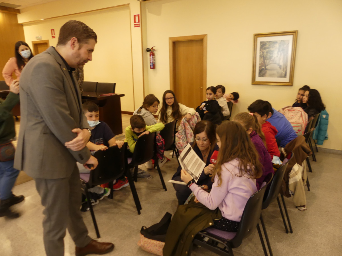 L'alumnat de tercer curs de l'Escola Platón i Sartí visita el consistori d'Abrera dins l'activitat 'El meu Ajuntament'
