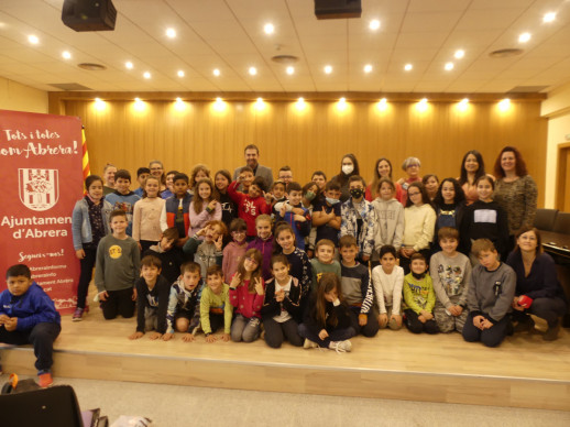 L'alumnat de tercer curs de l'Escola Platón i Sartí visita el consistori d'Abrera dins l'activitat 'El meu Ajuntament'