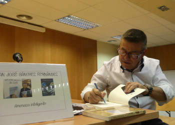 L'escriptor abrerenc Juan José Sánchez Fernández presenta el seu llibre "Amenaza Inteligente" a la Casa de Cultura d'Abrera