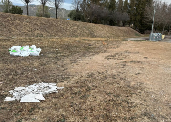 Siguem cívics i mantinguem el nostre entorn net i agradable per a tothom! Detectem un nou abocament de residus en l'espai públic del nostre municipi