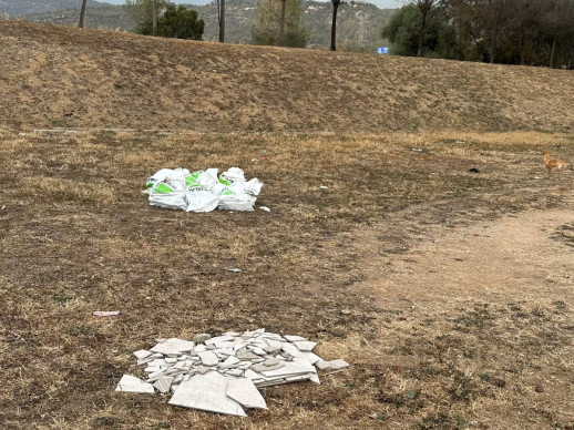 Siguem cívics i mantinguem el nostre entorn net i agradable per a tothom! Detectem un nou abocament de residus en l'espai públic del nostre municipi