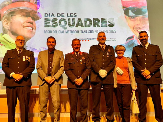 Felicitem el caporal de la Policia Local Benito Arias, que ha rebut una medalla en reconeixement a la seva trajectoria professional en el marc de la celebració del Dia de les Esquadres 2022. Enhorabona!
