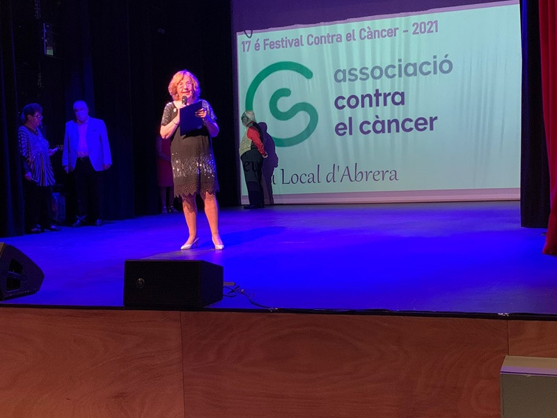 Abrera és solidària! El 17è Festival Contra el Càncer omple la Sala Municipal i recapta 2.525 euros per a la investigació i l'adjuda psicològica