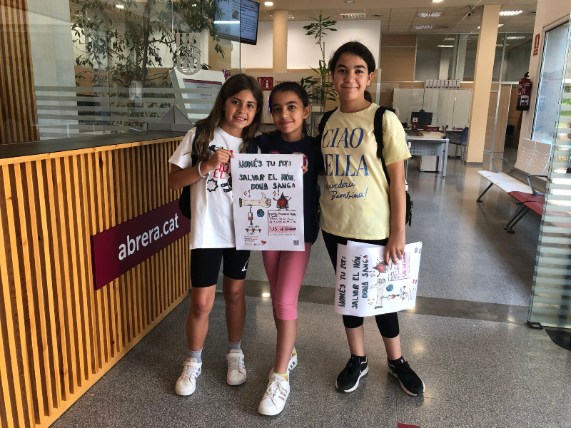 "Només tu pots salvar el món, dóna sang!" Nova campanya de donació de sang a l'Escola Francesc Platón i Sartí, el dilluns 30 de maig! Repartiment del cartell de la campanya a càrrec de l'alumnat