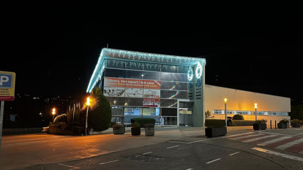 A Abrera encenem el Nadal amb una nova il·luminació festiva als equipaments municipals i carrers del nostre municipi. Centre Aquàtic Municipal (CAM)