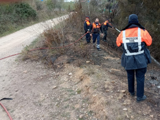 Protecció Civil d'Abrera remulla la zona afectada pel foc a la riera Magarola