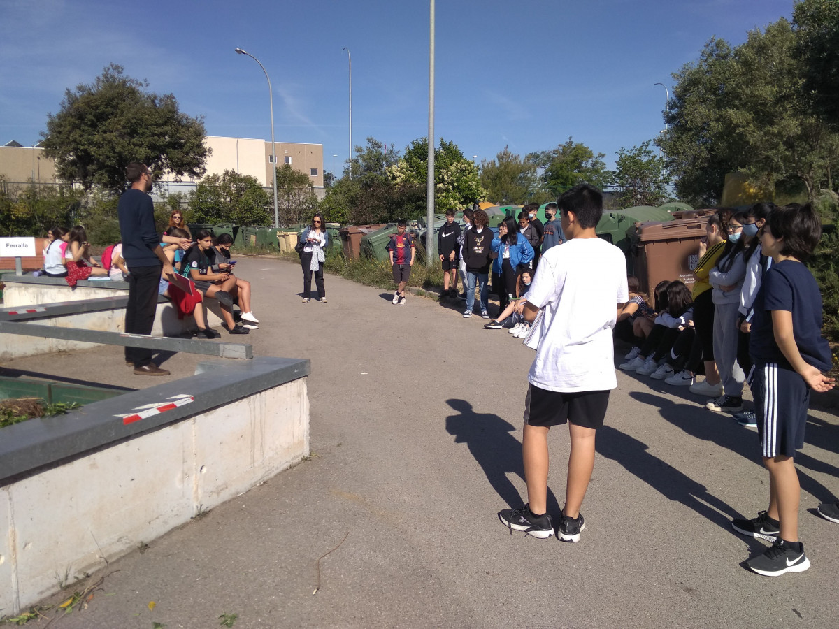 Un total de150 alumnes de 2n d’ESO de l’Institut Voltrera, visiten la Deixalleria Municipal d'Abrera, en el marc de la realització del crèdit de síntesi sobre el reciclatge