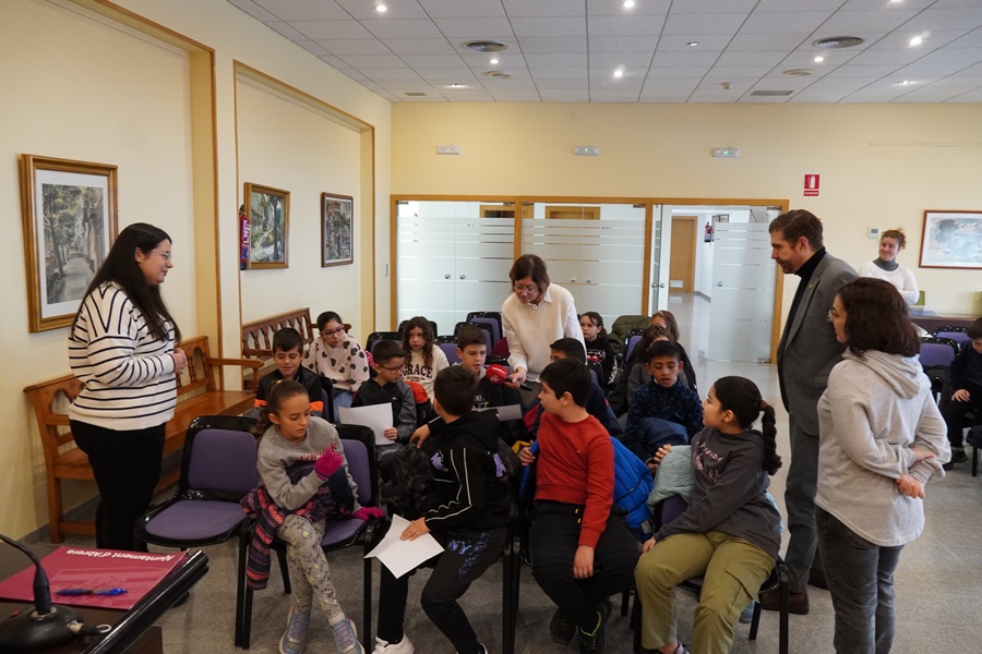 L'alumnat de tercer curs de l'Escola Francesc Platón i Sartí visita el consistori d'Abrera dins l'activitat 'El meu Ajuntament'. Moltes gràcies!