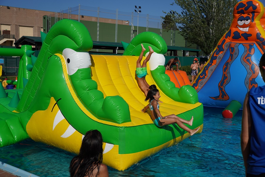 Èxit de la Festa de l'estiu a Abrera, amb inflables i jocs a la Piscina Municipal d'Estiu!