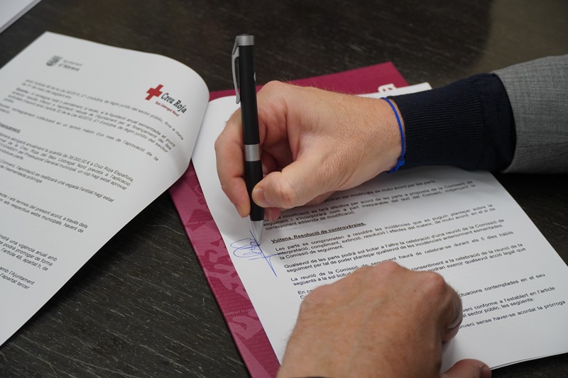 Signem novament el conveni de col·laboració amb Creu Roja del Baix Llobregat Nord per al foment del projecte "Donem Suport" d’entrega d’aliments i materials de primera necessitat
