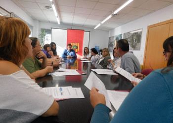 L'Ajuntament d'Abrera signa amb les AMPA i les escoles del municipi els convenis per a la subvenció dels llibres de text i el material autoeditat
