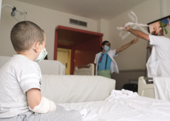 Pallapupas treballa perquè hi hagi espai per al riure durant el procés de la malaltia, i així convertir els hospitals en espais més amables i plens de vida mitjançant actuacions artístiques orientades a infants i gent gran, en estreta col·laboració amb el personal sanitari