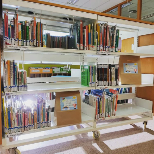 Continuem amb les visites escolars a la nostra Biblioteca Josep Roca i Bros amb grups de l'Escola Francesc Platón i Sartí, Ernest Lluch i Josefina Ibáñez
