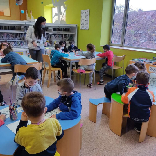 Continuem amb les visites escolars a la nostra Biblioteca Josep Roca i Bros amb grups de l'Escola Francesc Platón i Sartí, Ernest Lluch i Josefina Ibáñez